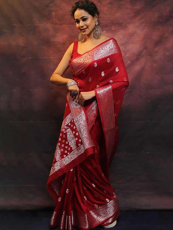 women self design banarasi saree with blouse