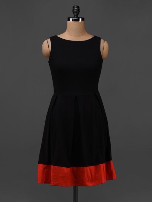 pleated a-line sleeveless black dress - 1000426 - Standard Image - 0