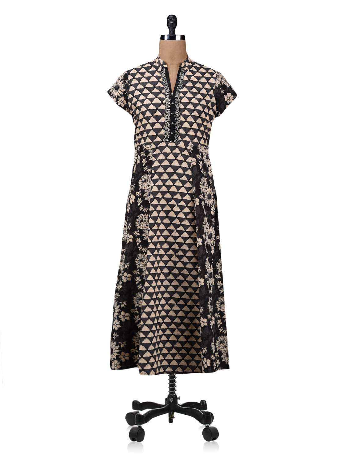 black embroidered printed cotton kurta - 1208868 - Zoom Image - 0