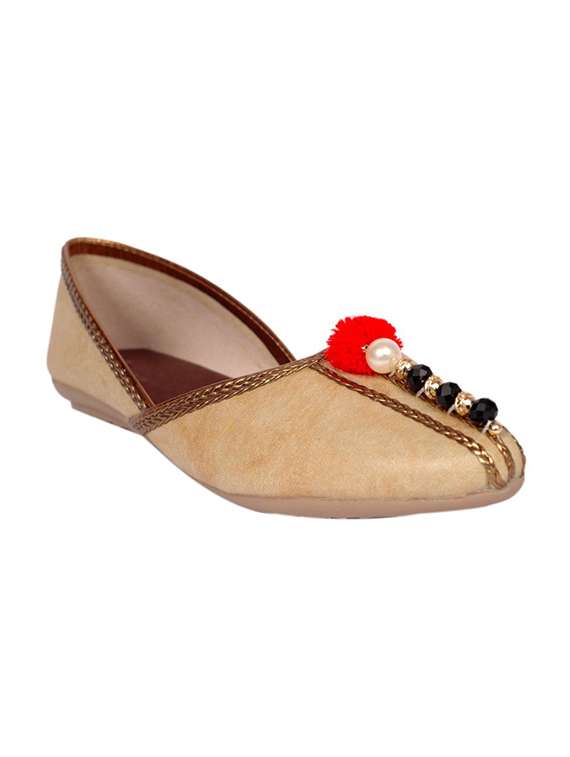 beige slip on jutis