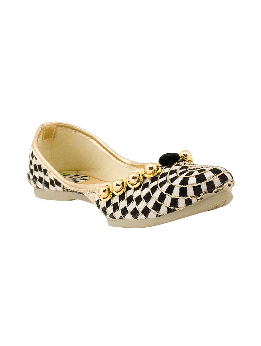 black slip on jutis