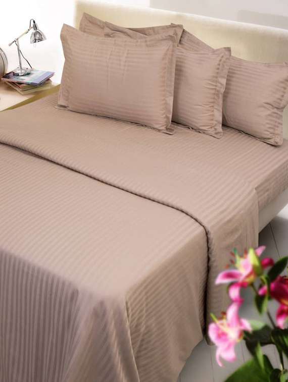 self striped double bedsheet with 2 pillow covers