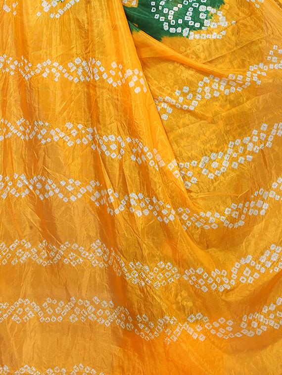 contrast bordered bandhani saree with blouse - 15534379 - Standard Image - 3