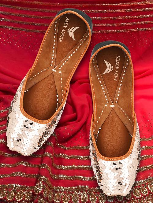 pink slip on jutis - 16801592 - Standard Image - 0
