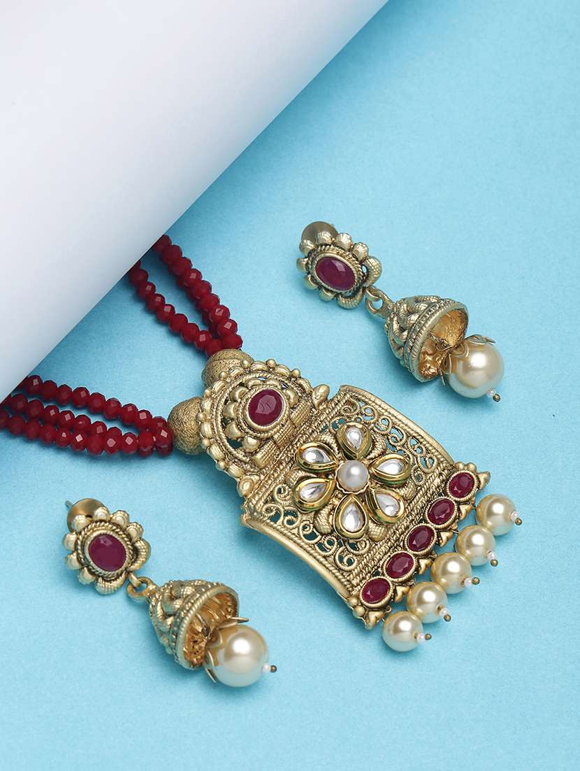 red gold metal short necklace