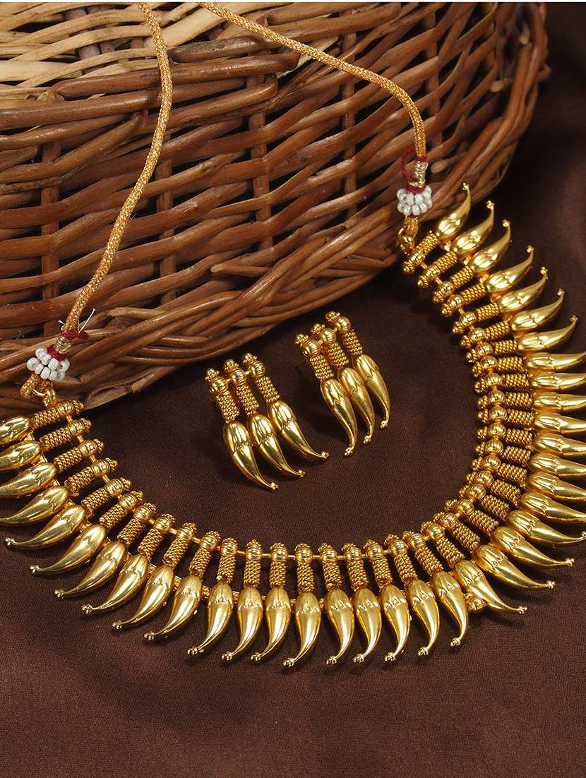 gold metal short necklace