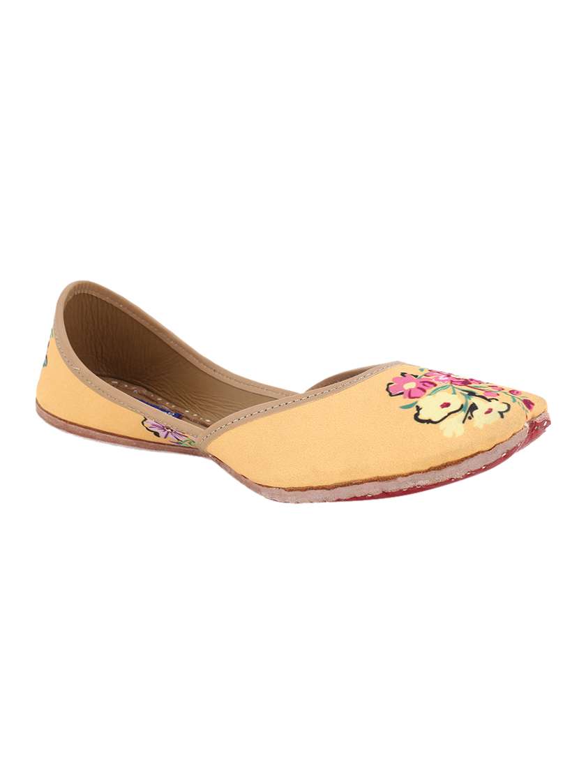 beige slip on jutis