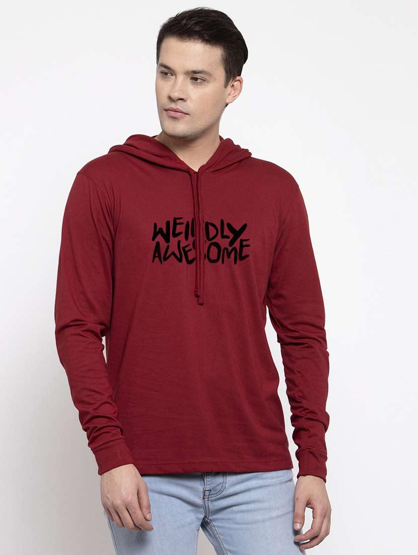 maroon chest print t-shirt