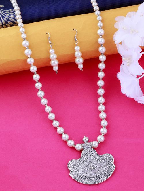 silver plated pearl necklace - 17466225 -  Standard Image - 0