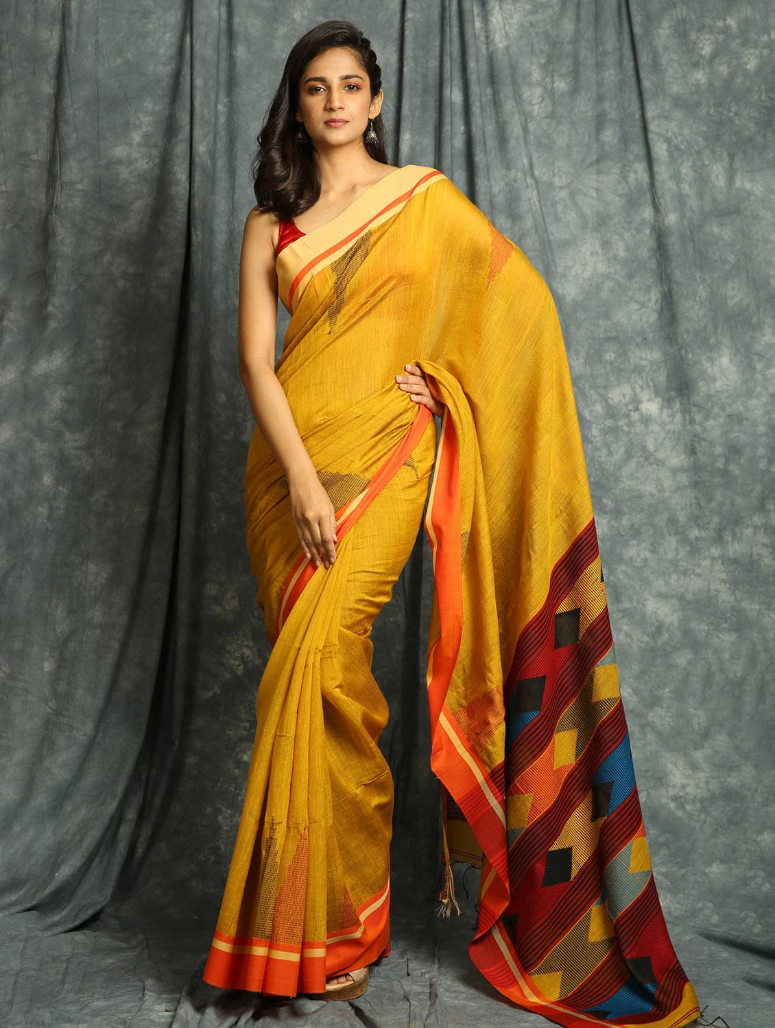 self design handloom saree with blouse - 17482434 - Zoom Image - 0