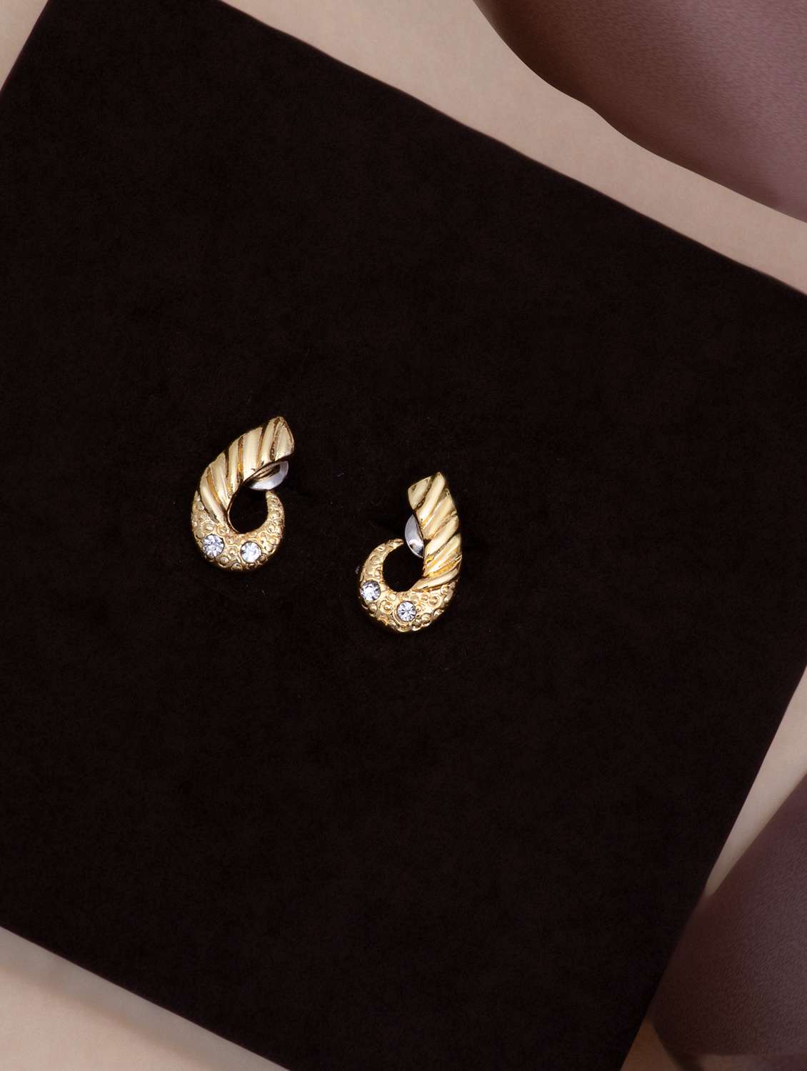 gold metal studs earring