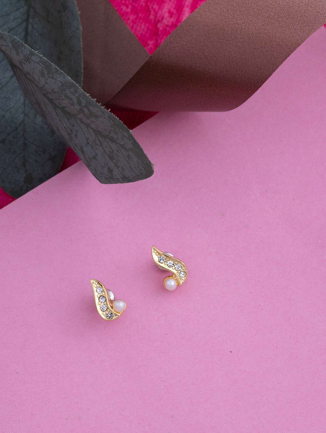 gold metal studs earring - 17542943 - Zoom Image - 0