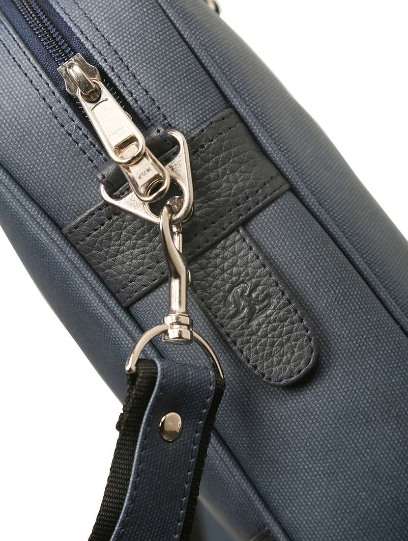 blue canvas laptop bag - 17549148 -  Standard Image - 3