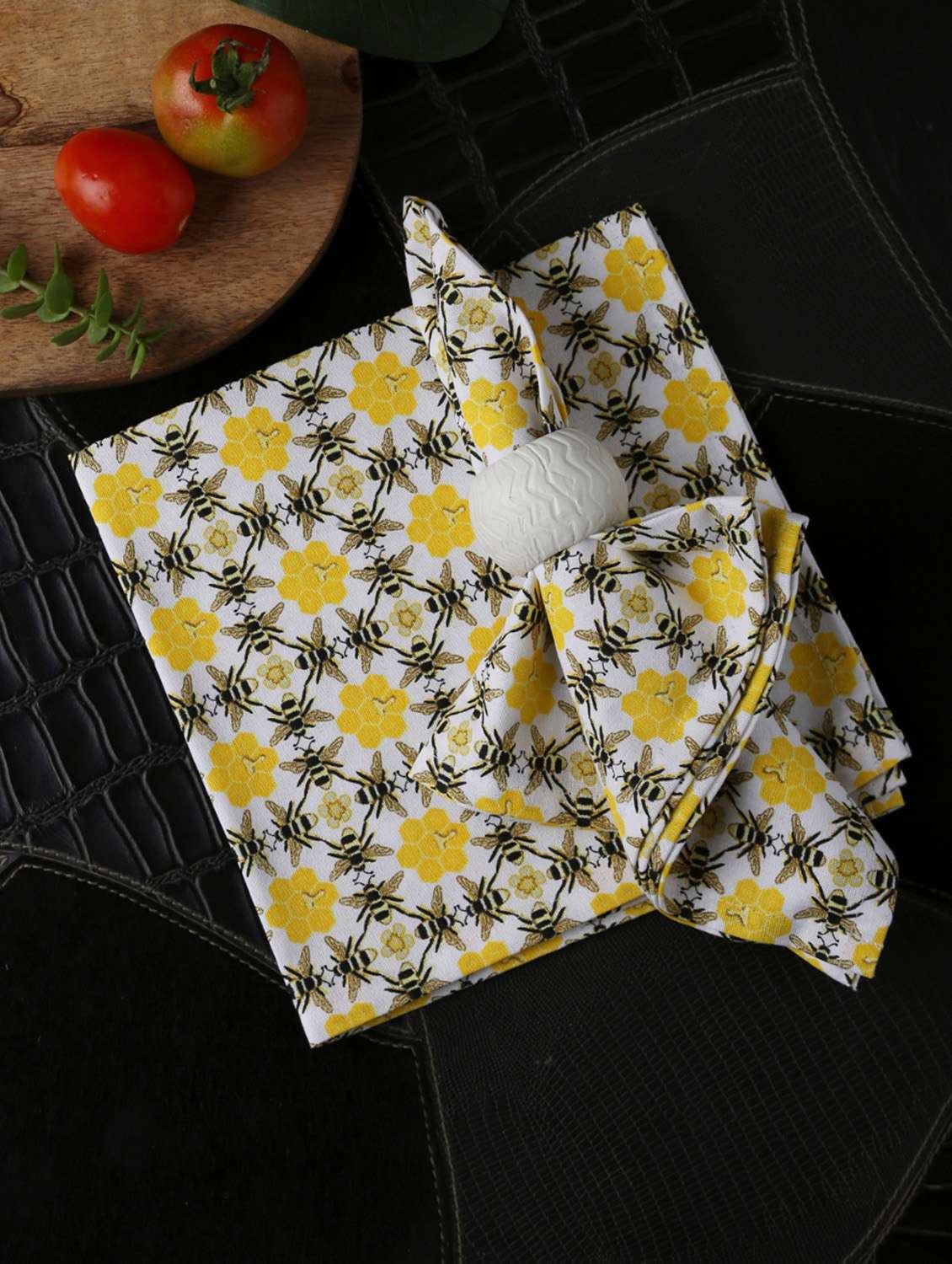 bee design design placemats set of 2 and table napkin set of 2 (total 4 pcs)