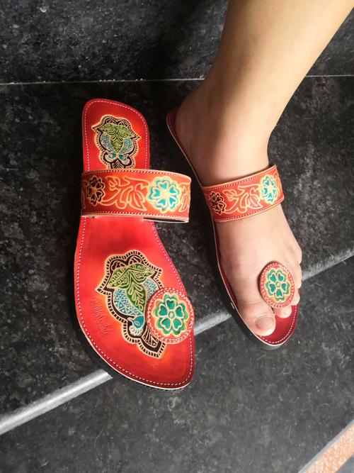 red jutis & mojaris - 17832836 - Standard Image - 0