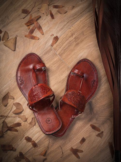 red jutis & mojaris - 17842602 - Standard Image - 0