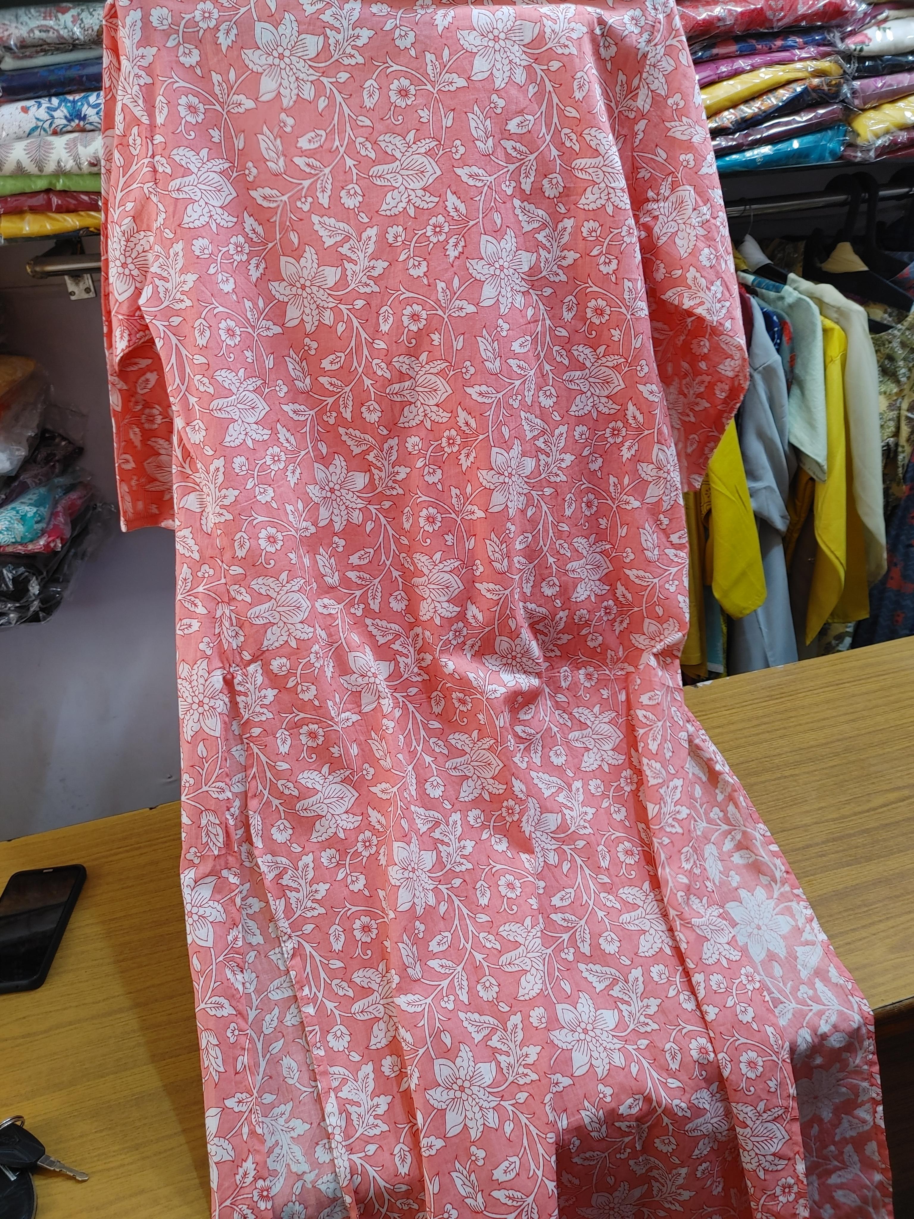 red and white  - 17850971 -  Zoom Image - 0