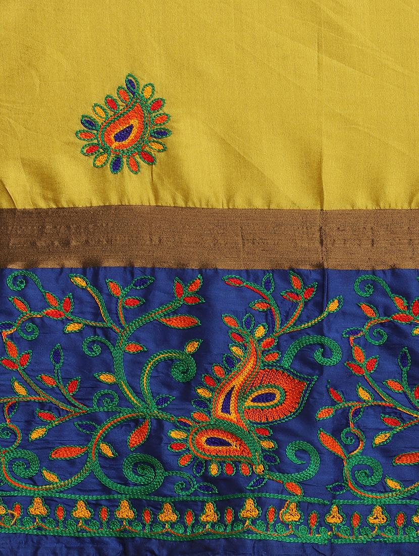 contrast embroidered saree - 17883795 - Standard Image - 5