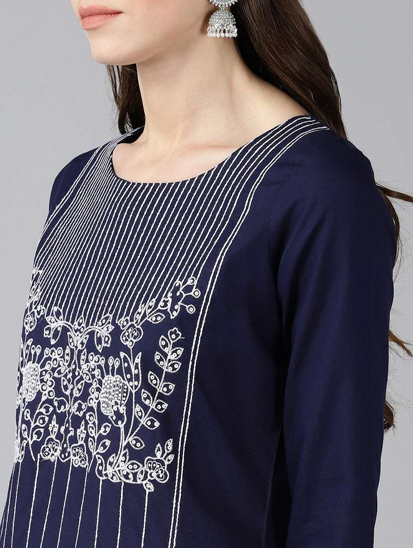 embroidered suit set - 17923523 -  Standard Image - 3