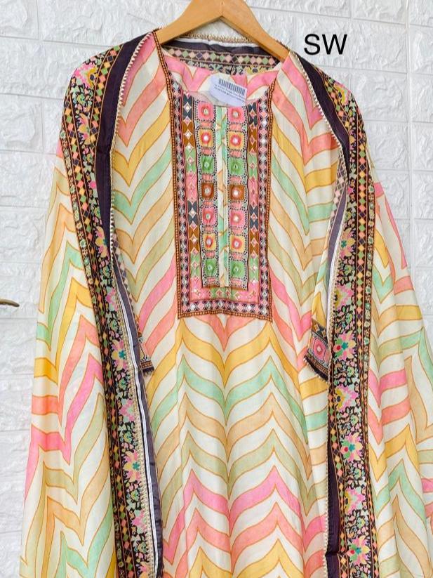 ladies suit - 18019696 - Zoom Image - 0