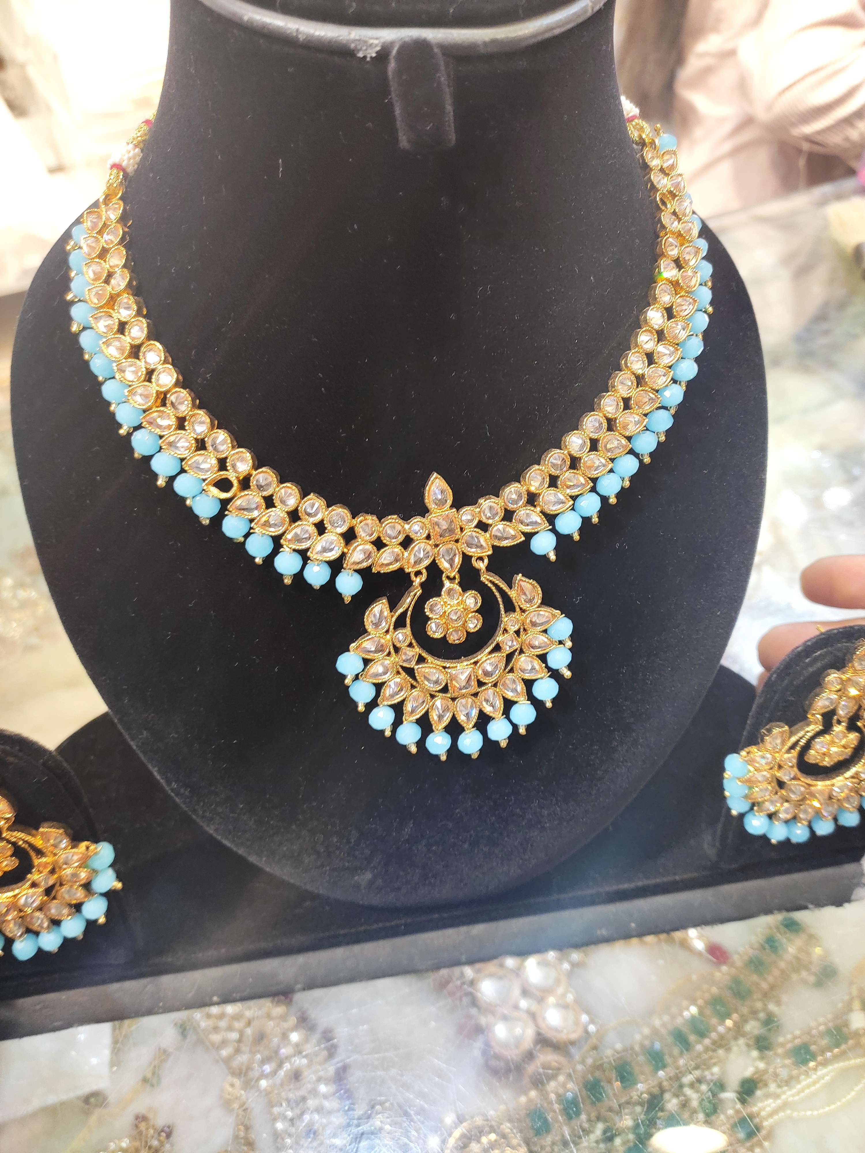 ladies neckless  - 18049097 -  Zoom Image - 0