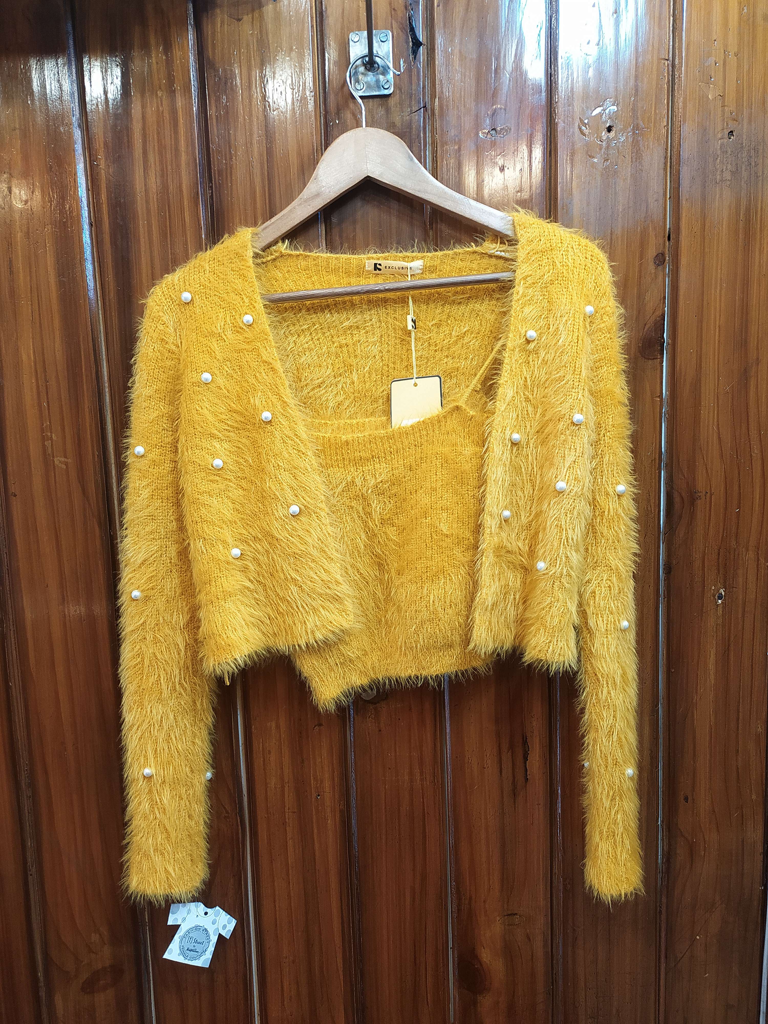 yellow top - 18053038 - Zoom Image - 0