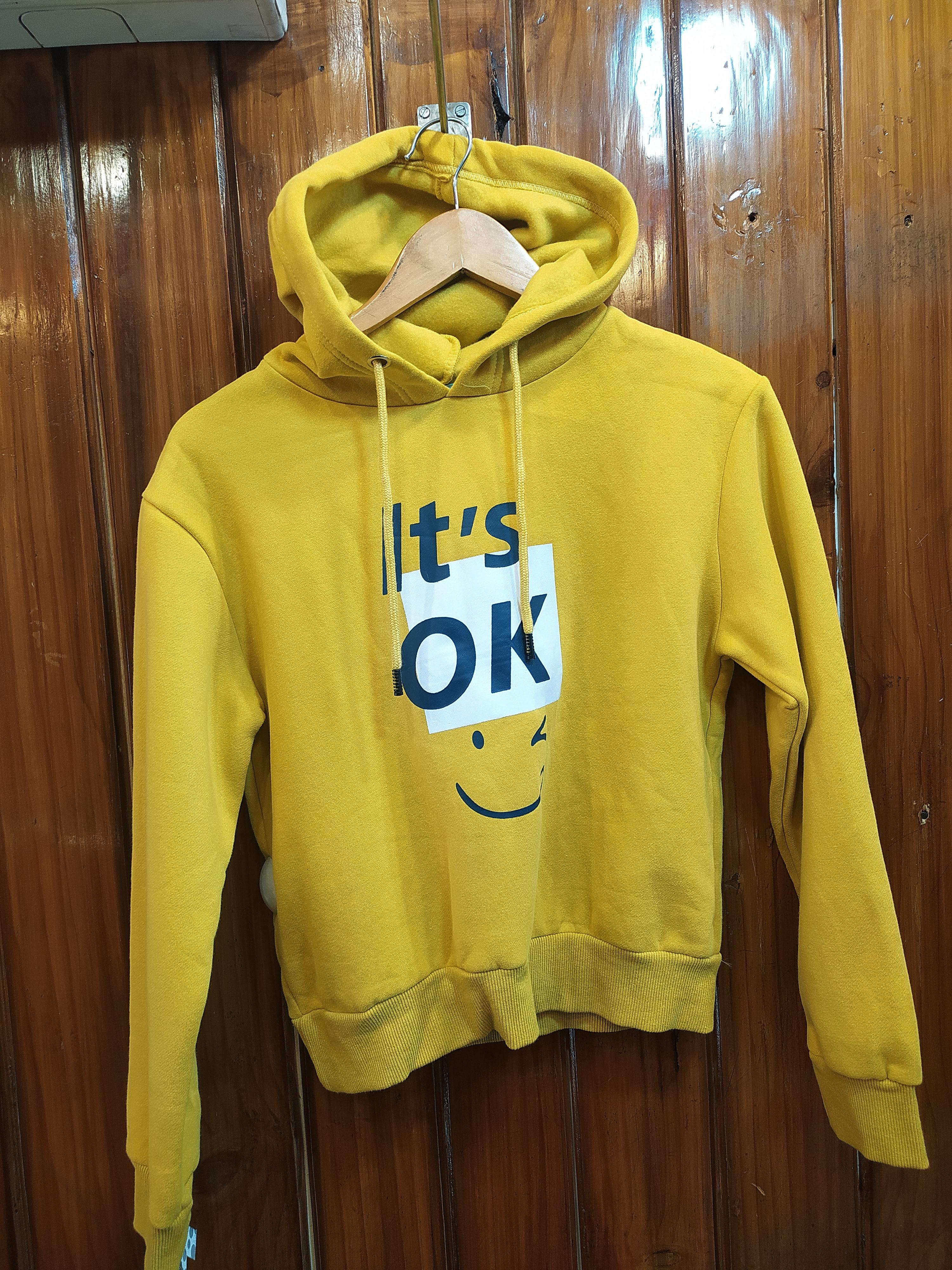 yellow top - 18053053 - Zoom Image - 0