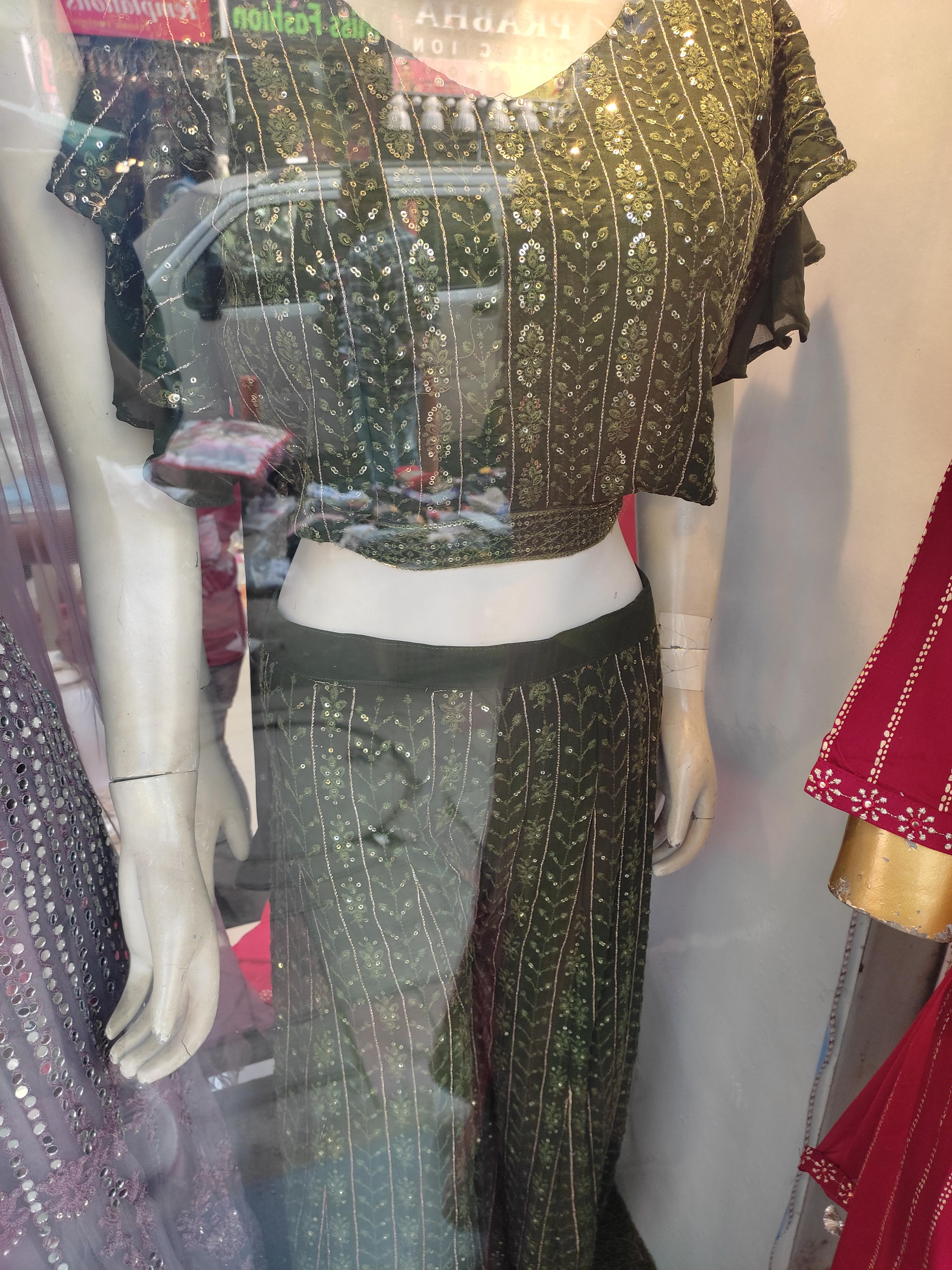 ladies dress - 18065718 - Zoom Image - 0