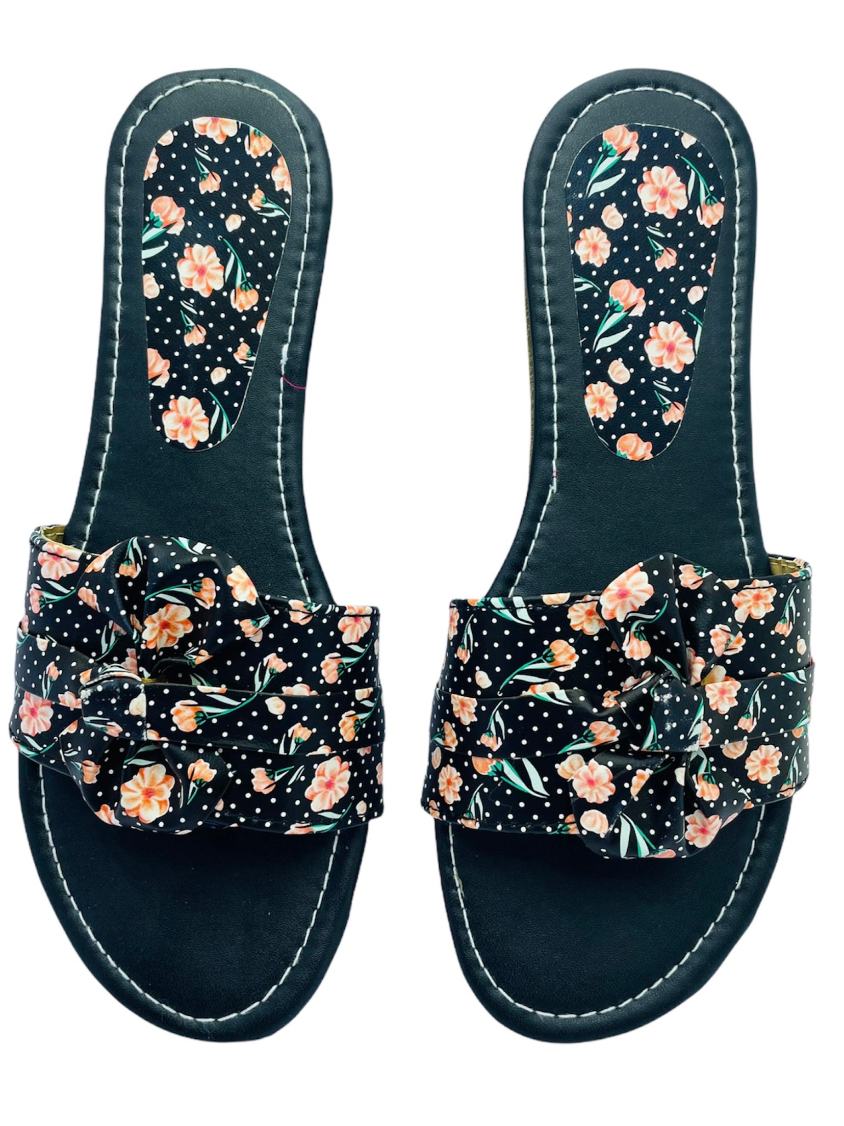 trendy and comfortable, this pair of - 18065734 - Zoom Image - 0