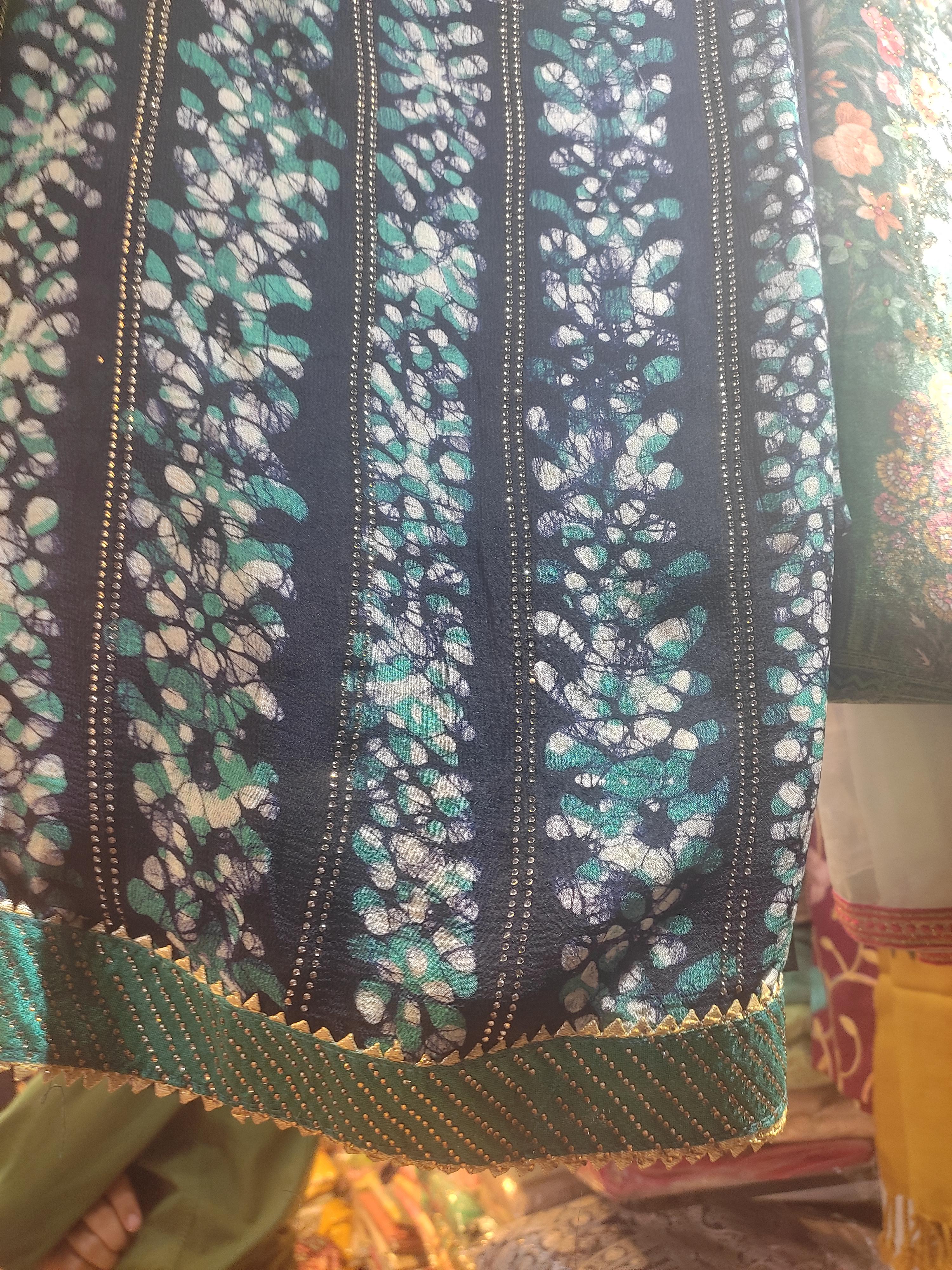 ladies suit - 18067401 - Zoom Image - 0