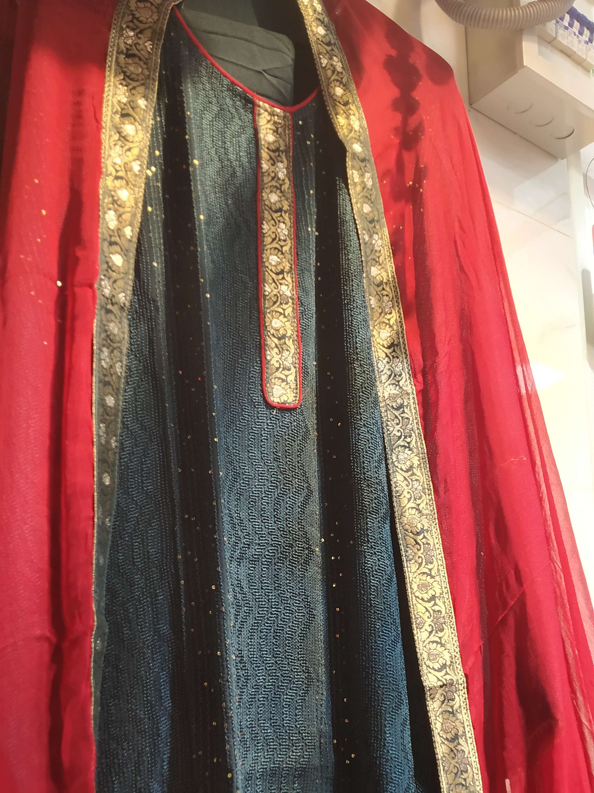 ladies suits - 18072745 - Zoom Image - 0