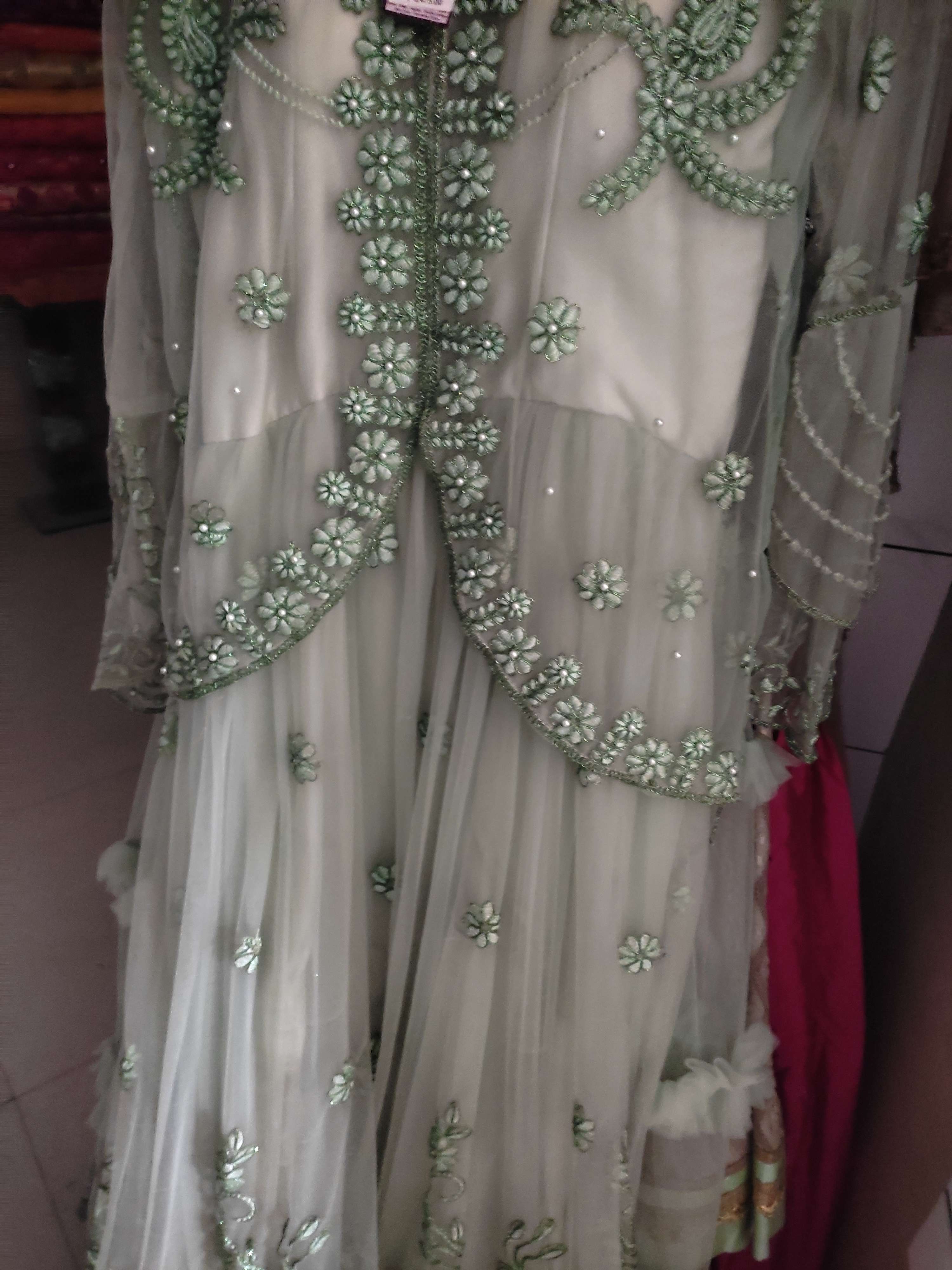 ladies dress - 18076547 - Zoom Image - 0