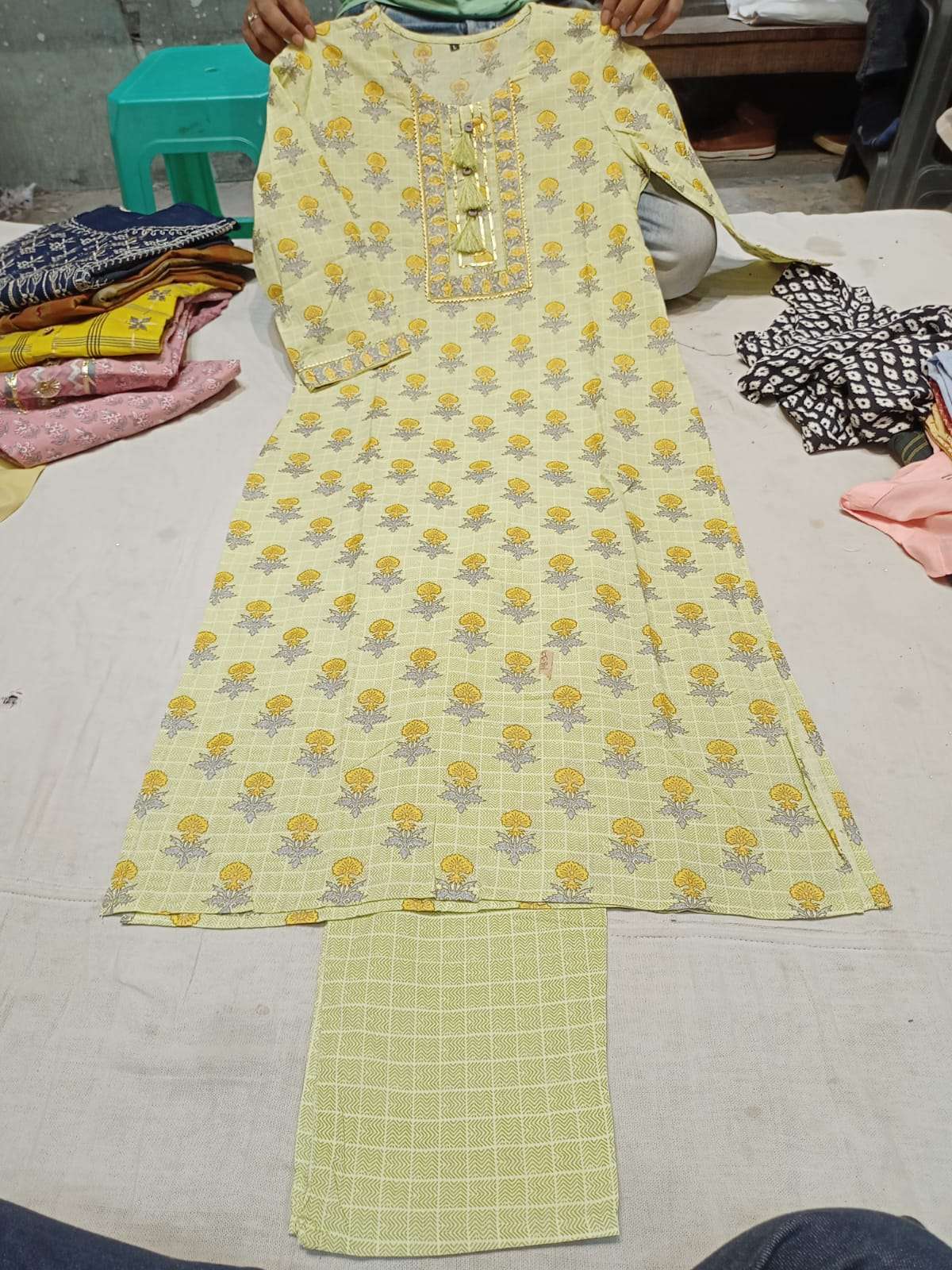 ladies suits - 18077156 - Zoom Image - 0