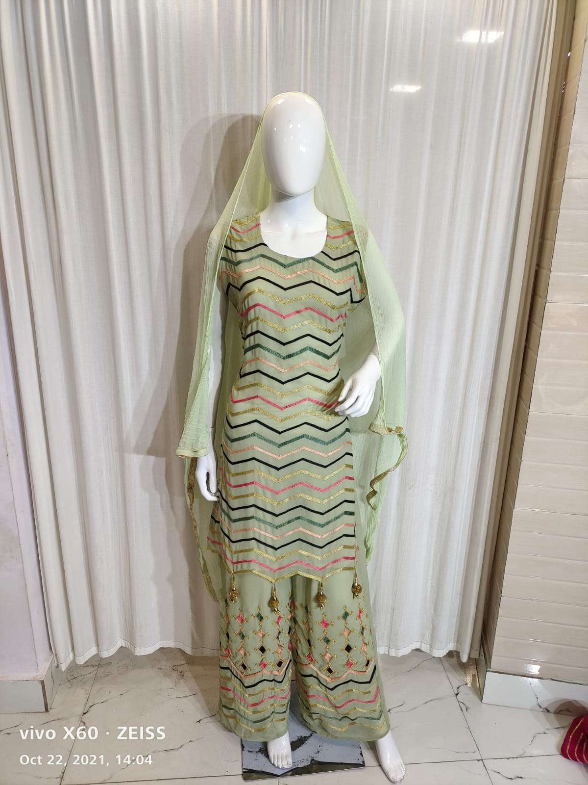 ladies suits - 18077157 - Zoom Image - 0