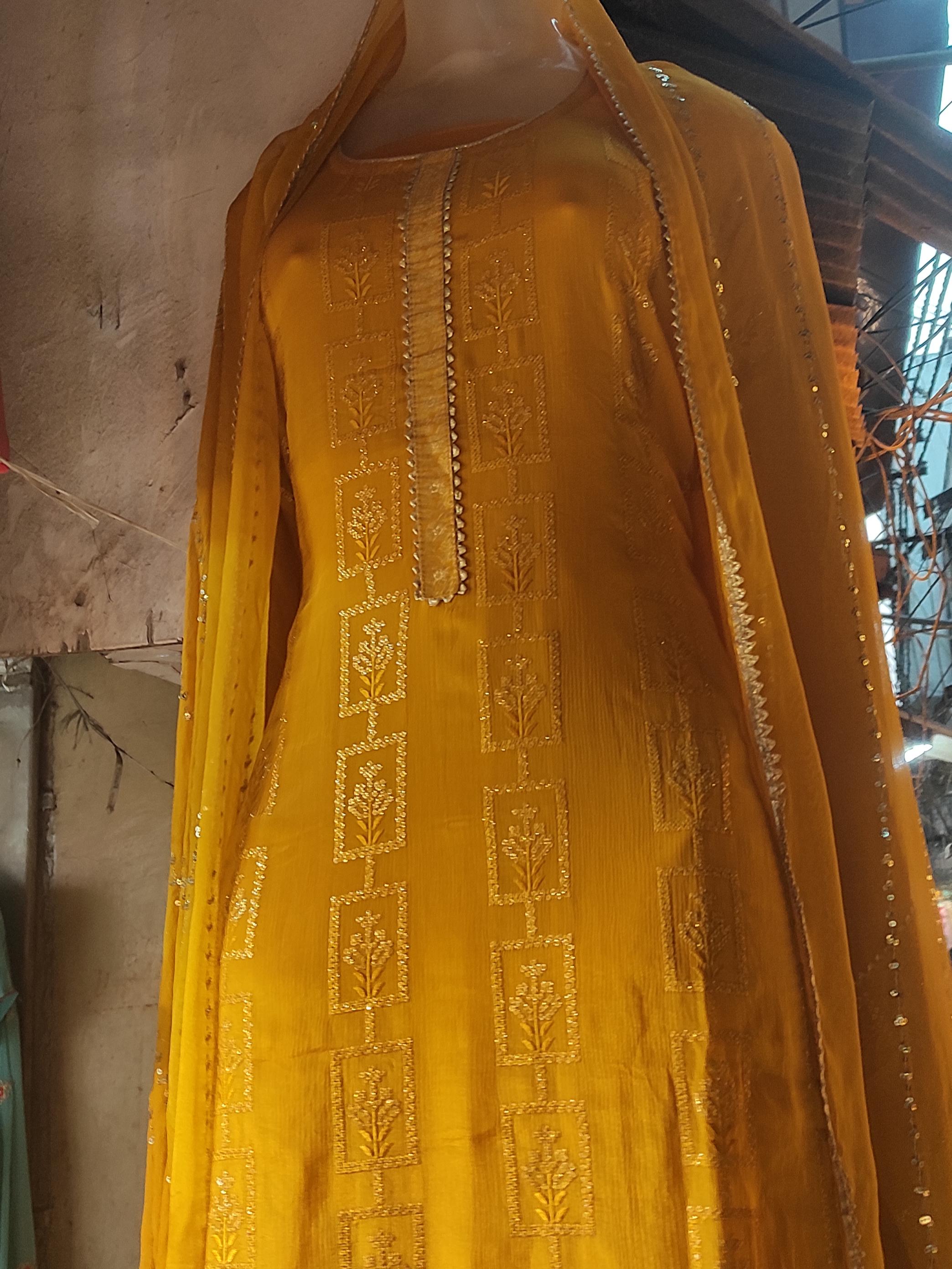 yellow suit - 18083773 - Zoom Image - 0