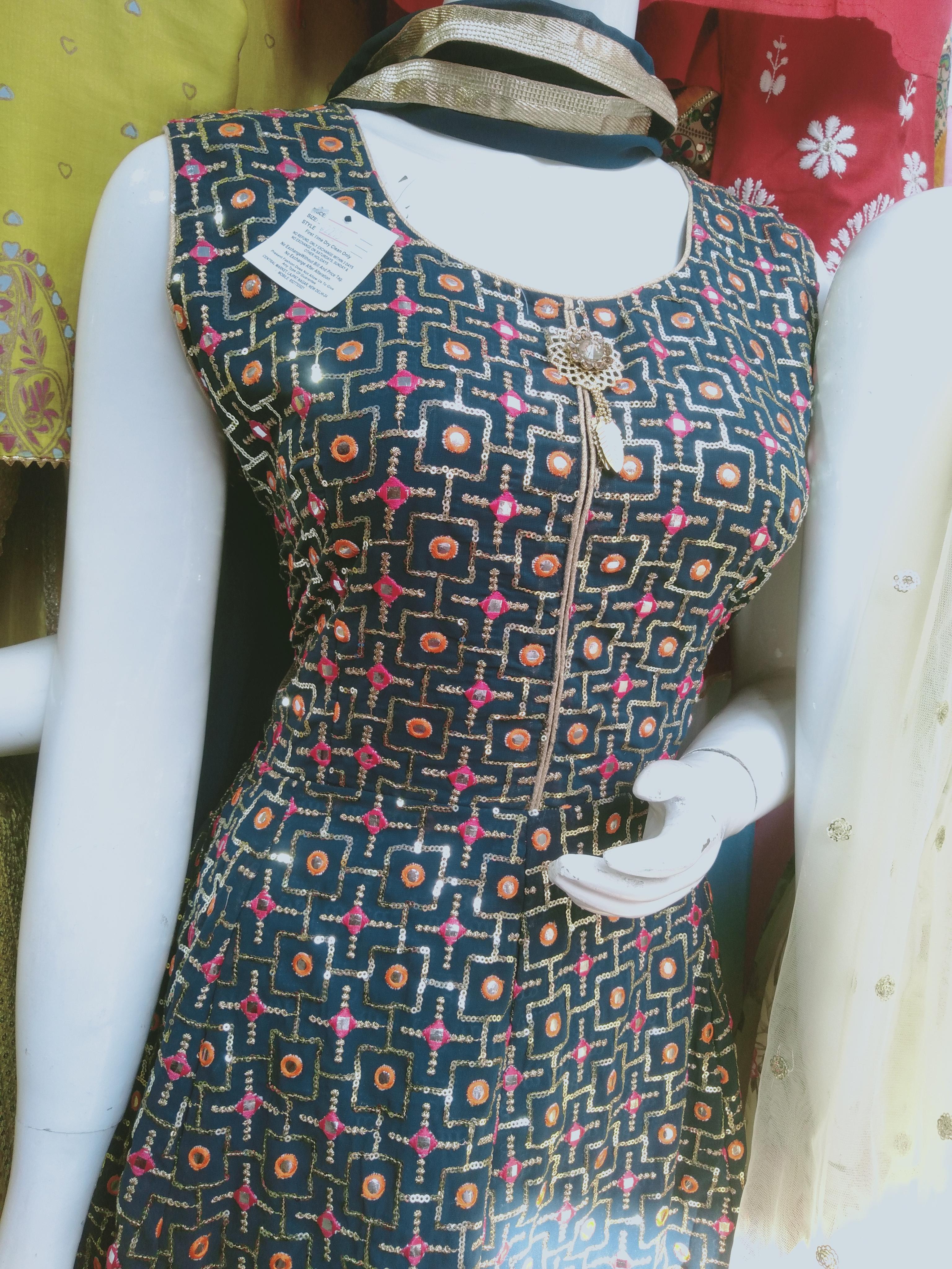 dresses - 18109432 - Zoom Image - 0