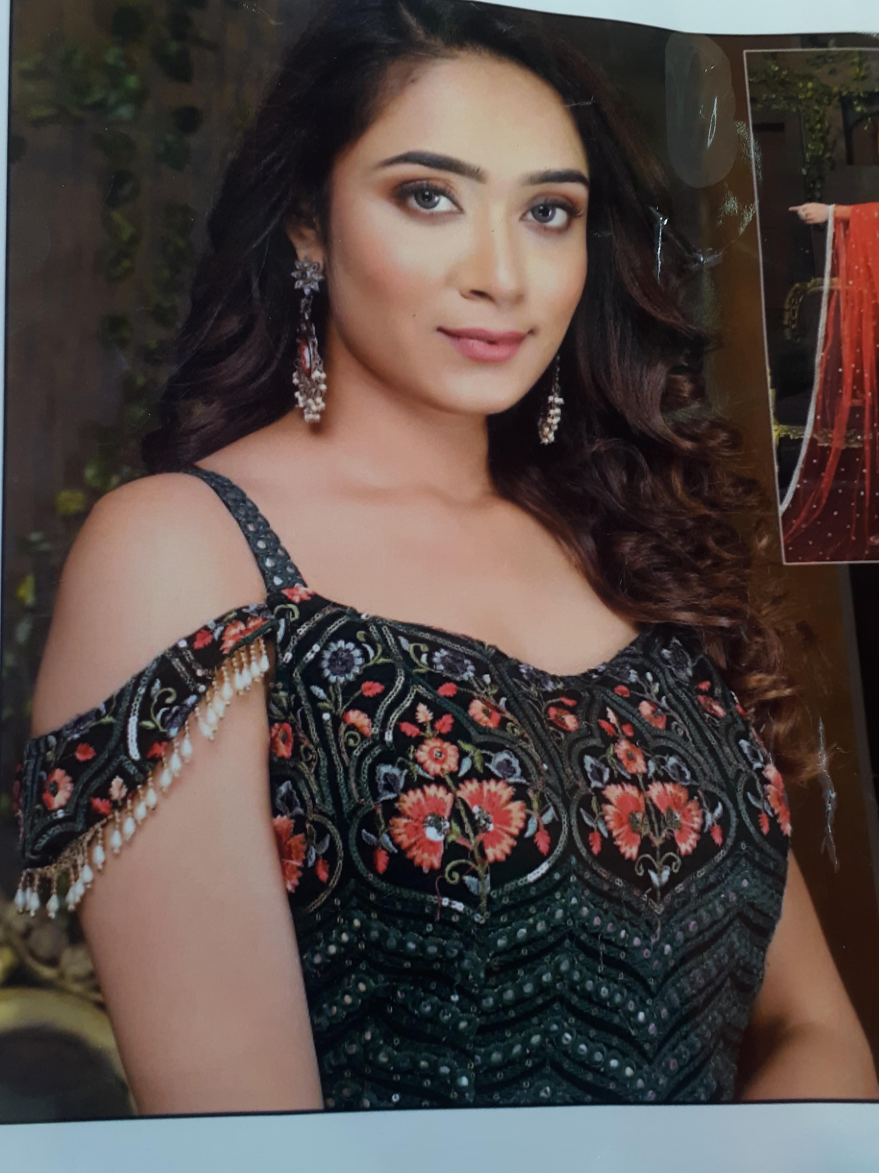 ladies suit - 18118752 - Zoom Image - 0