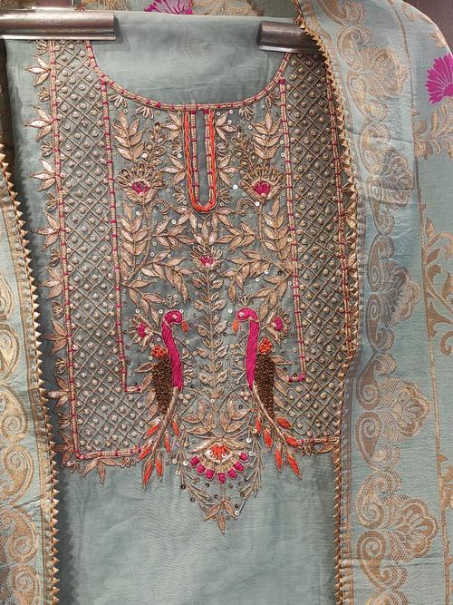 understand suit  - 18185024 -  Standard Image - 0