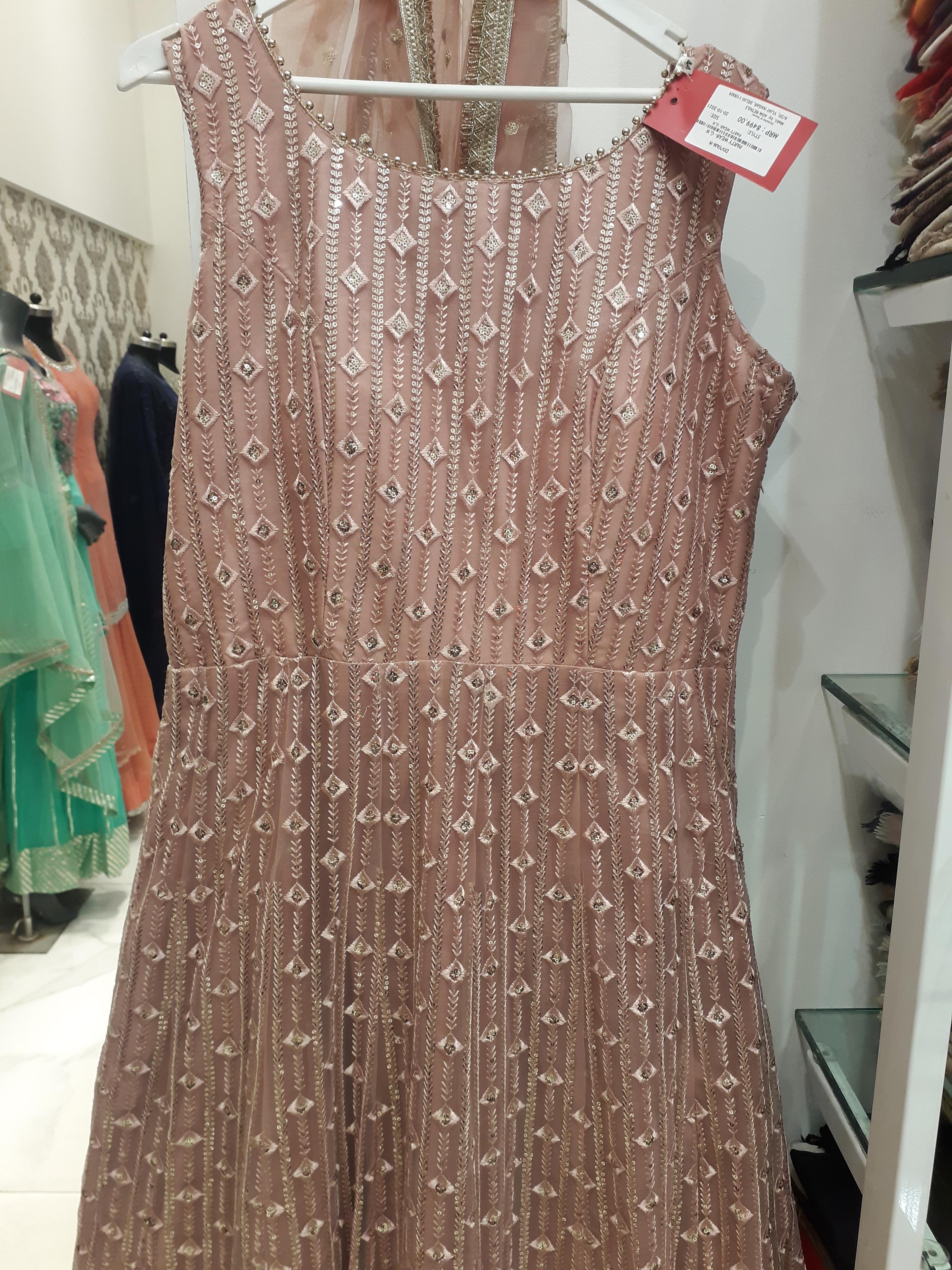 ladies dress - 18203673 - Zoom Image - 0