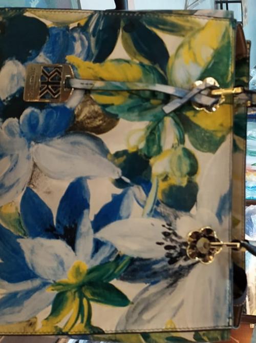 hand bags  - 18210363 -  Standard Image - 0