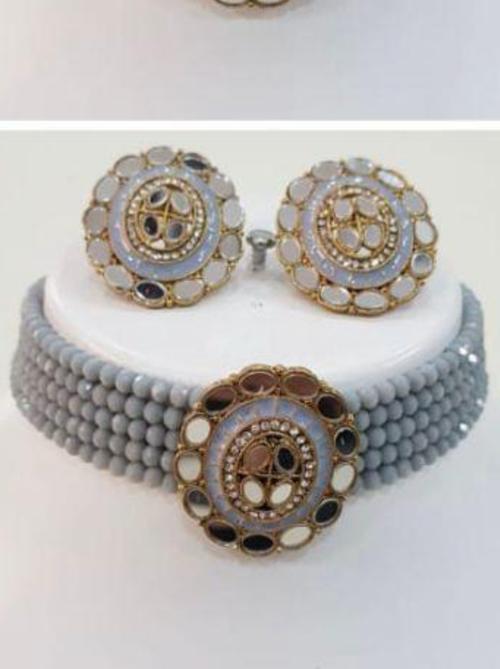 choker necklace with mirror  - 18244441 -  Standard Image - 0