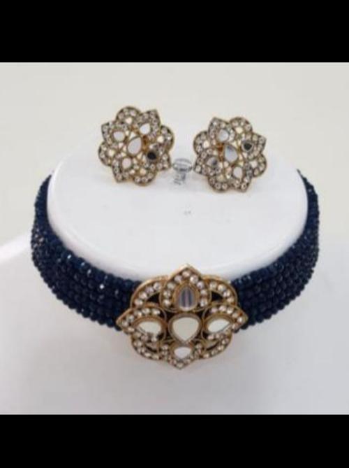 choker necklaces with mirror  - 18250697 -  Standard Image - 0