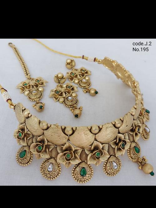 necklace set  - 18321591 -  Standard Image - 0