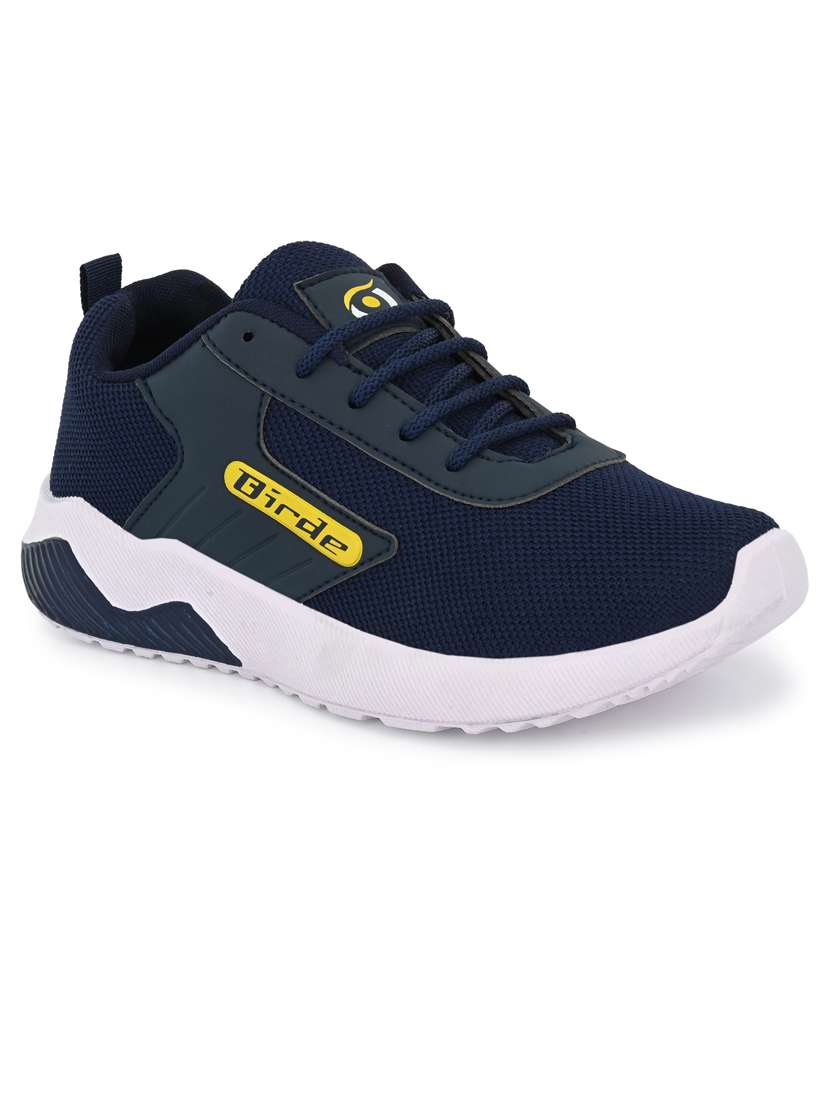 men lace up sport shoes