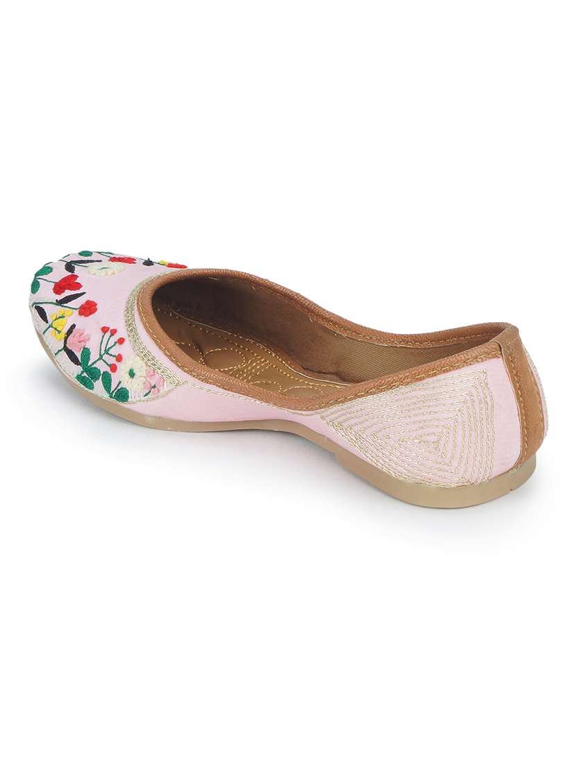 women peach embroidered ethnic juttis - 18463278 -  Standard Image - 3