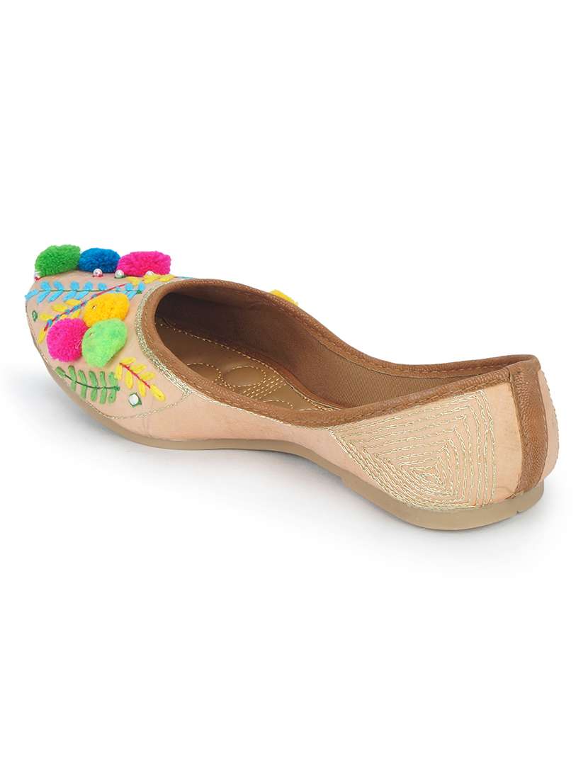 women embroidered ethnic juttis - 18463286 -  Standard Image - 3