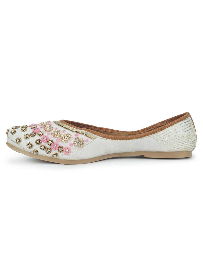 women embellished ethnic juttis - 18463291 -  Standard Image - 3