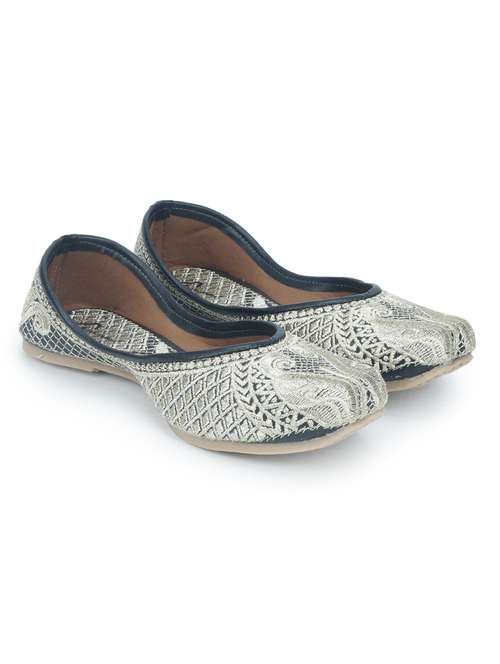 women embroidered ethnic juttis - 18463350 - Standard Image - 0