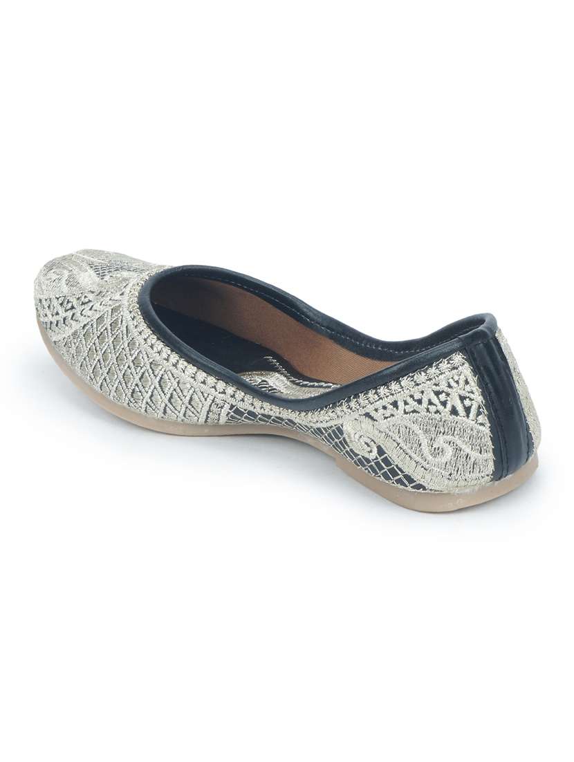 women embroidered ethnic juttis - 18463350 - Standard Image - 3