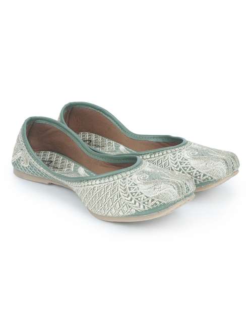 women embroidered ethnic juttis - 18463352 -  Standard Image - 0